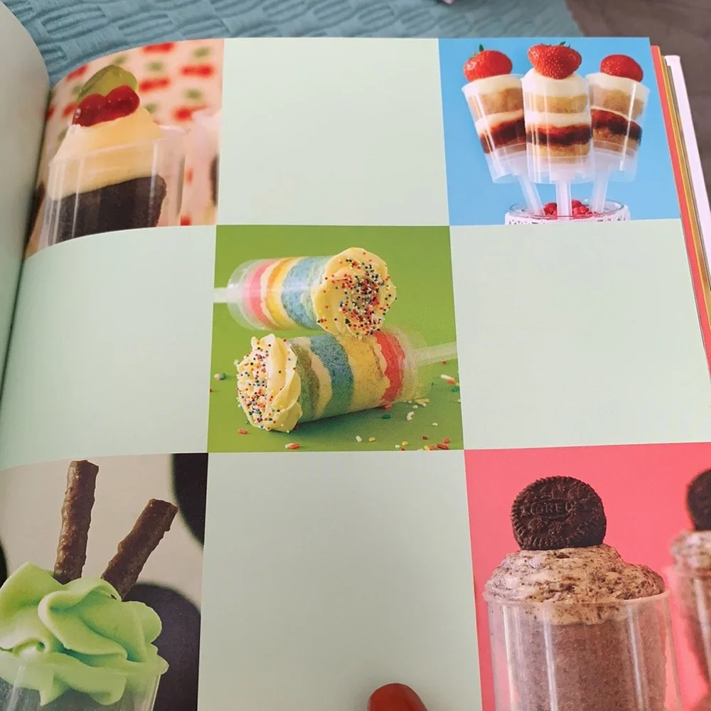 WILTON Bundle dessert cake kit & Recipe Book 2 piece set